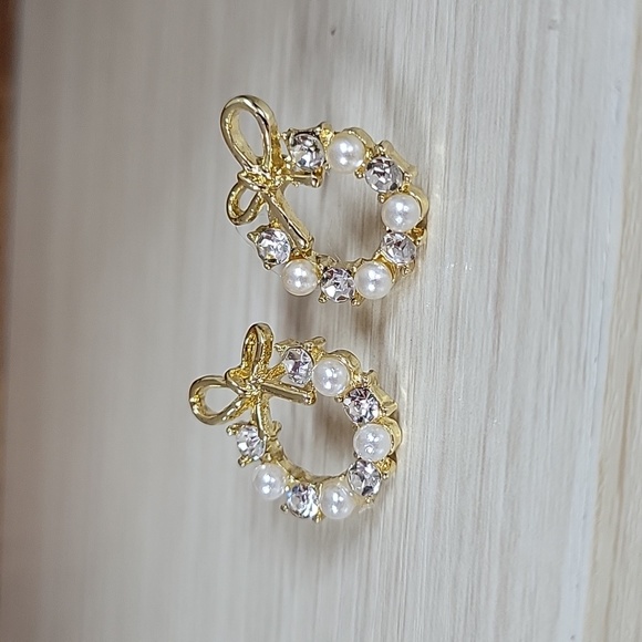 Wreath Sparkle Pearl Bow Stud Earrings, S925 - Picture 5 of 6